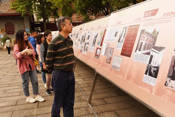 公司党委组织参观理想照耀中国党史学习教育专题展